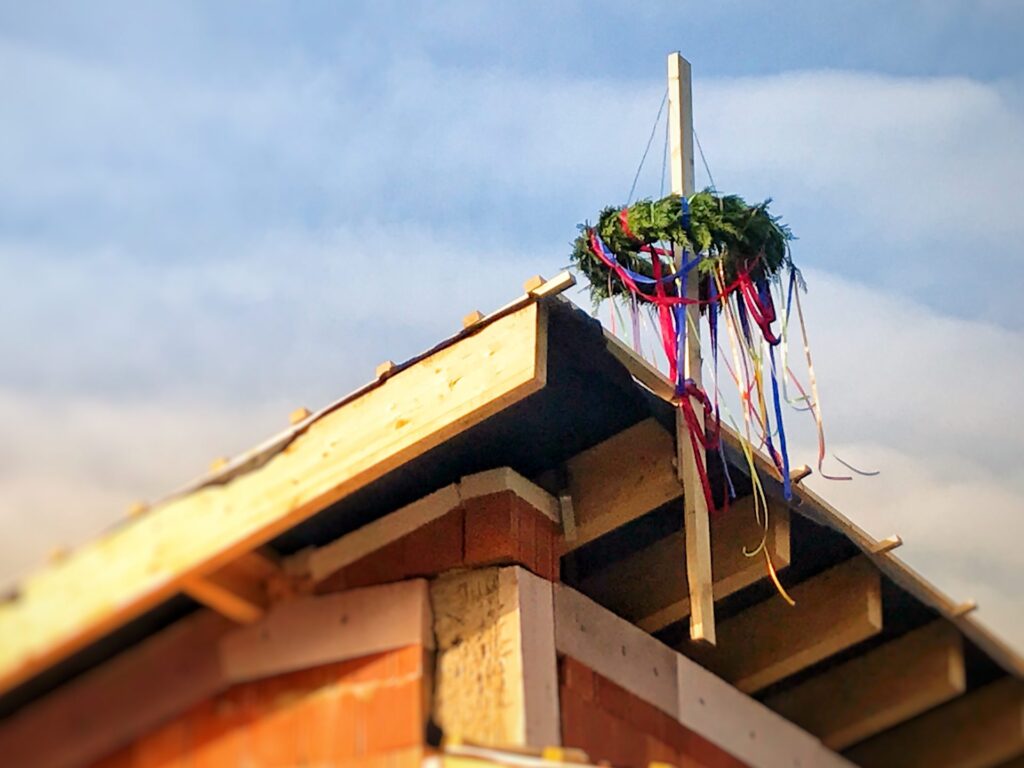 Richtkranz auf dem Dach des Selbecker Dorfgemeinschaftshauses